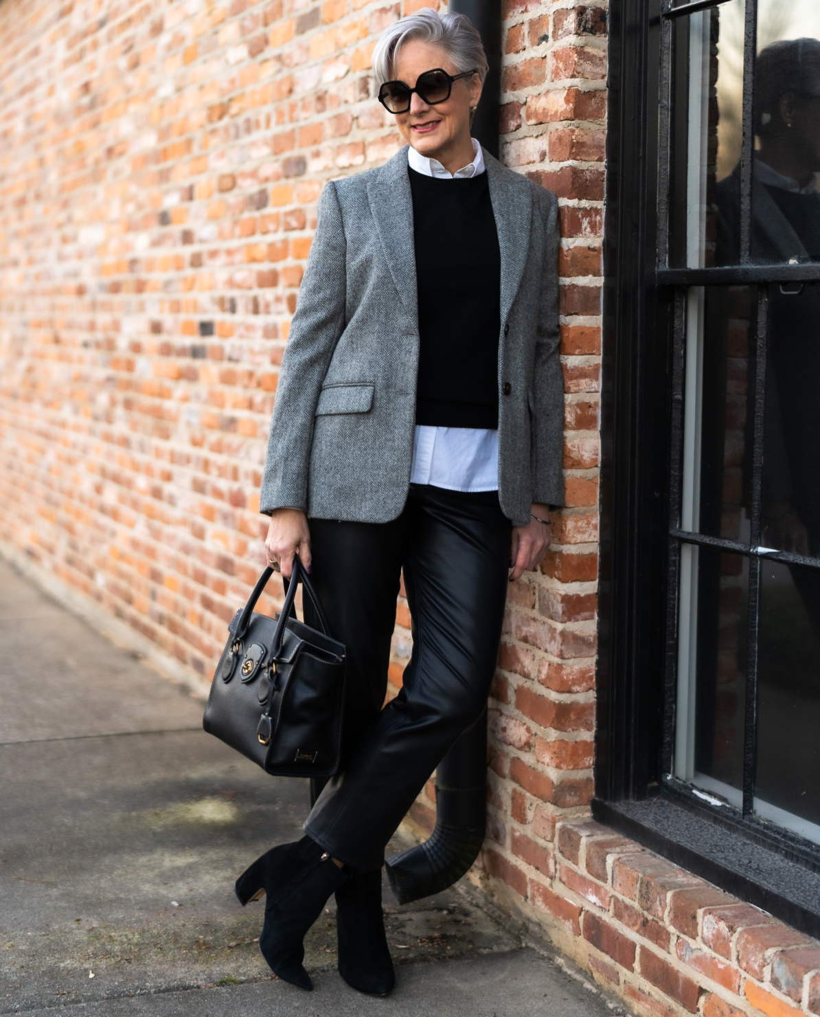 White blazer & leather pants  White blazer outfits, Black leather pants,  Oversized white blazer