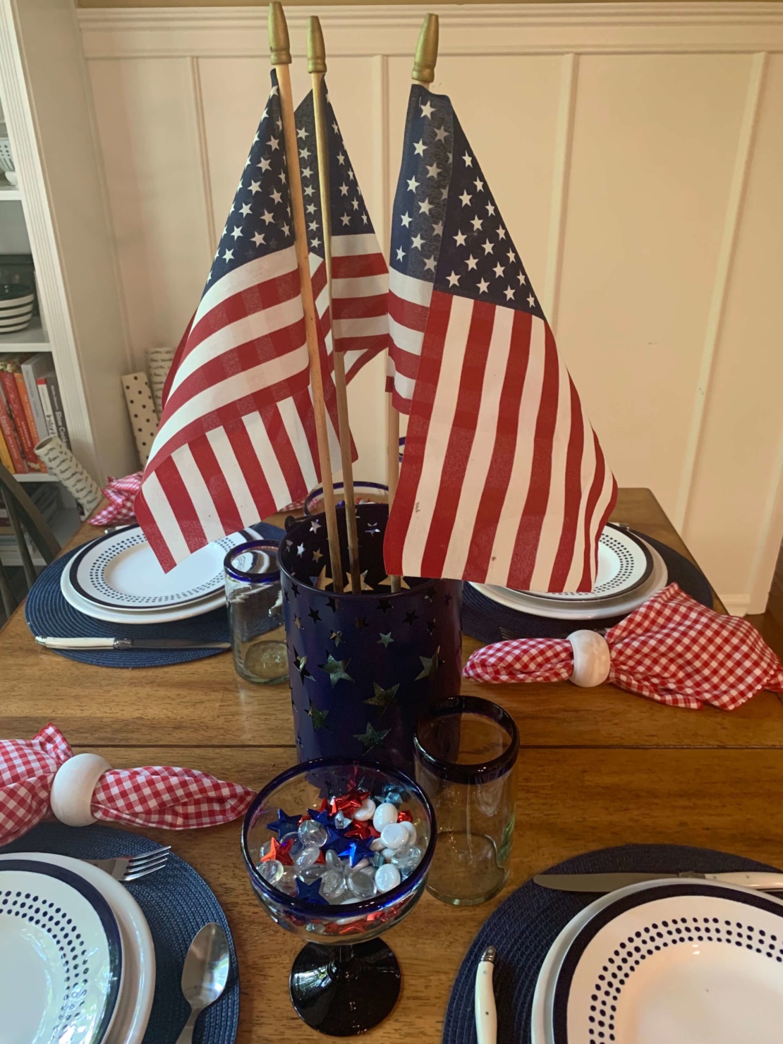 kate spade charlotte memorial day tablescape, plates, gingham napkins, blue placemats