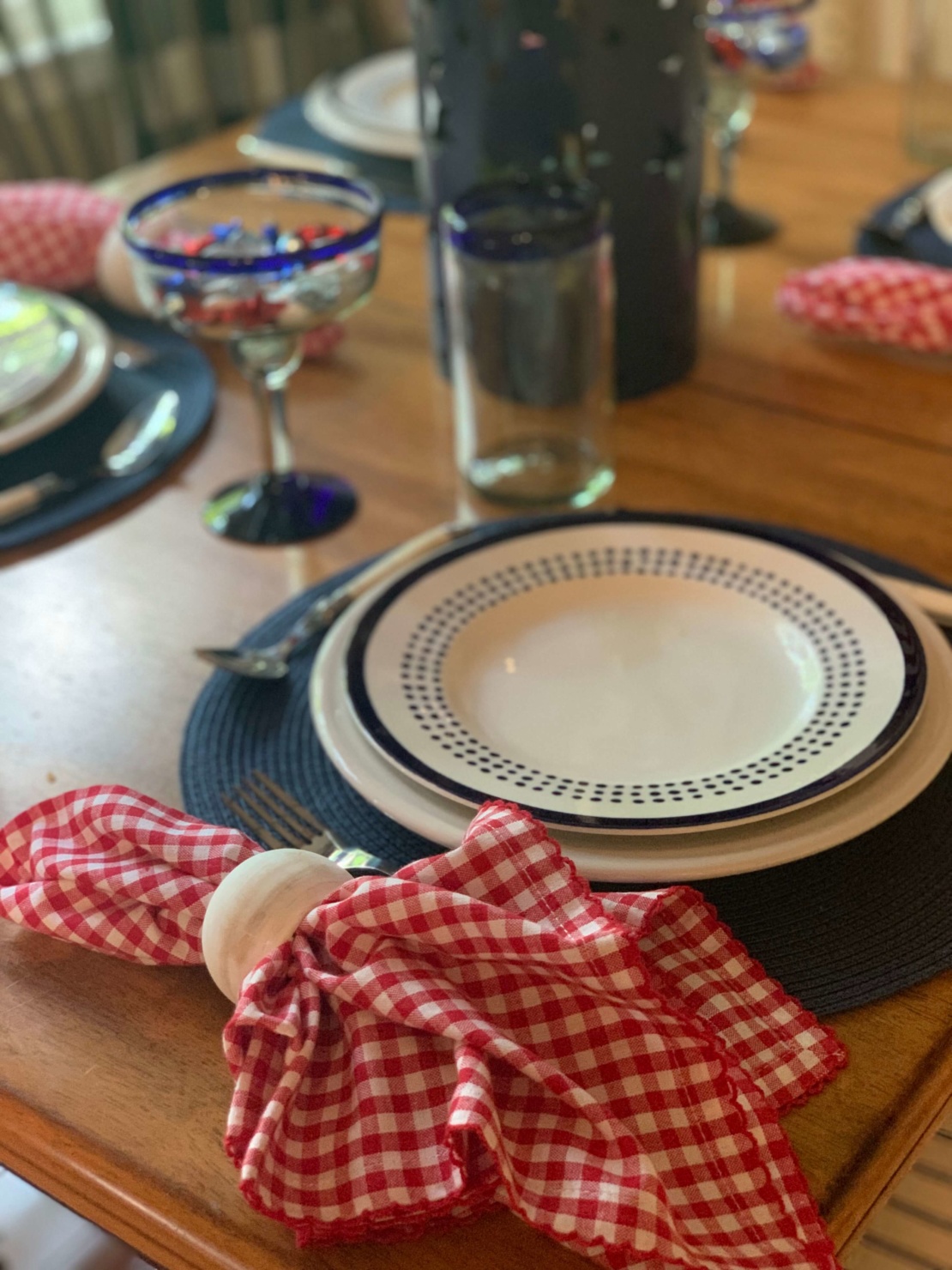 kate spade charlotte memorial day tablescape, plates, gingham napkins, blue placemats