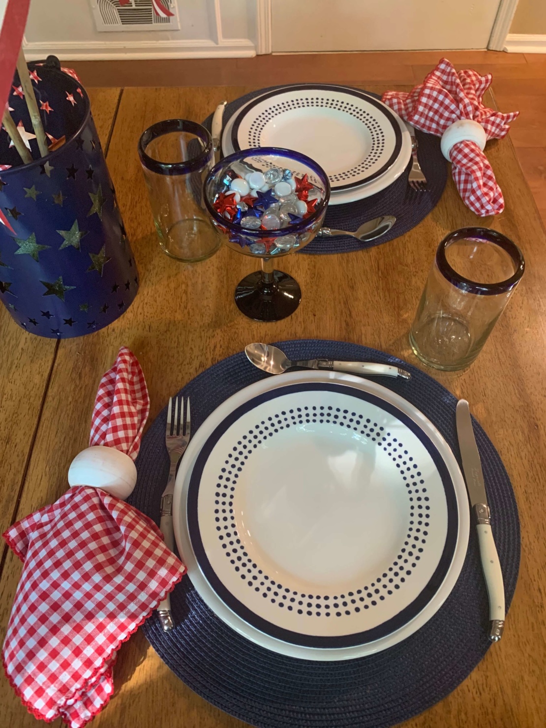 kate spade charlotte memorial day tablescape, plates, gingham napkins, blue placemats