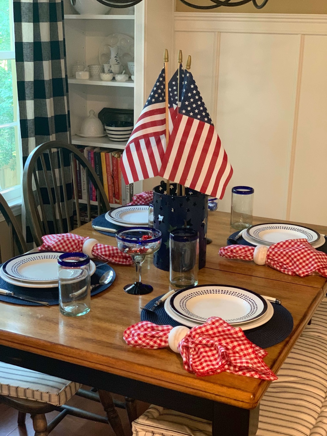 kate spade charlotte memorial day tablescape, plates, gingham napkins, blue placemats