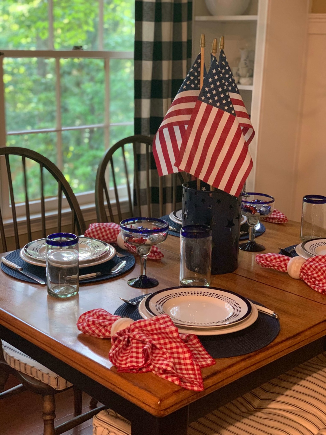 kate spade charlotte memorial day tablescape, plates, gingham napkins, blue placemats