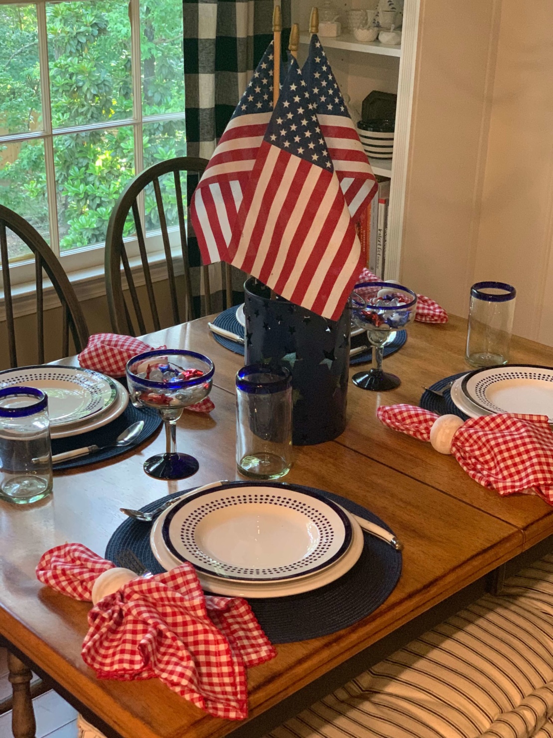 kate spade charlotte memorial day tablescape, plates, gingham napkins, blue placemats