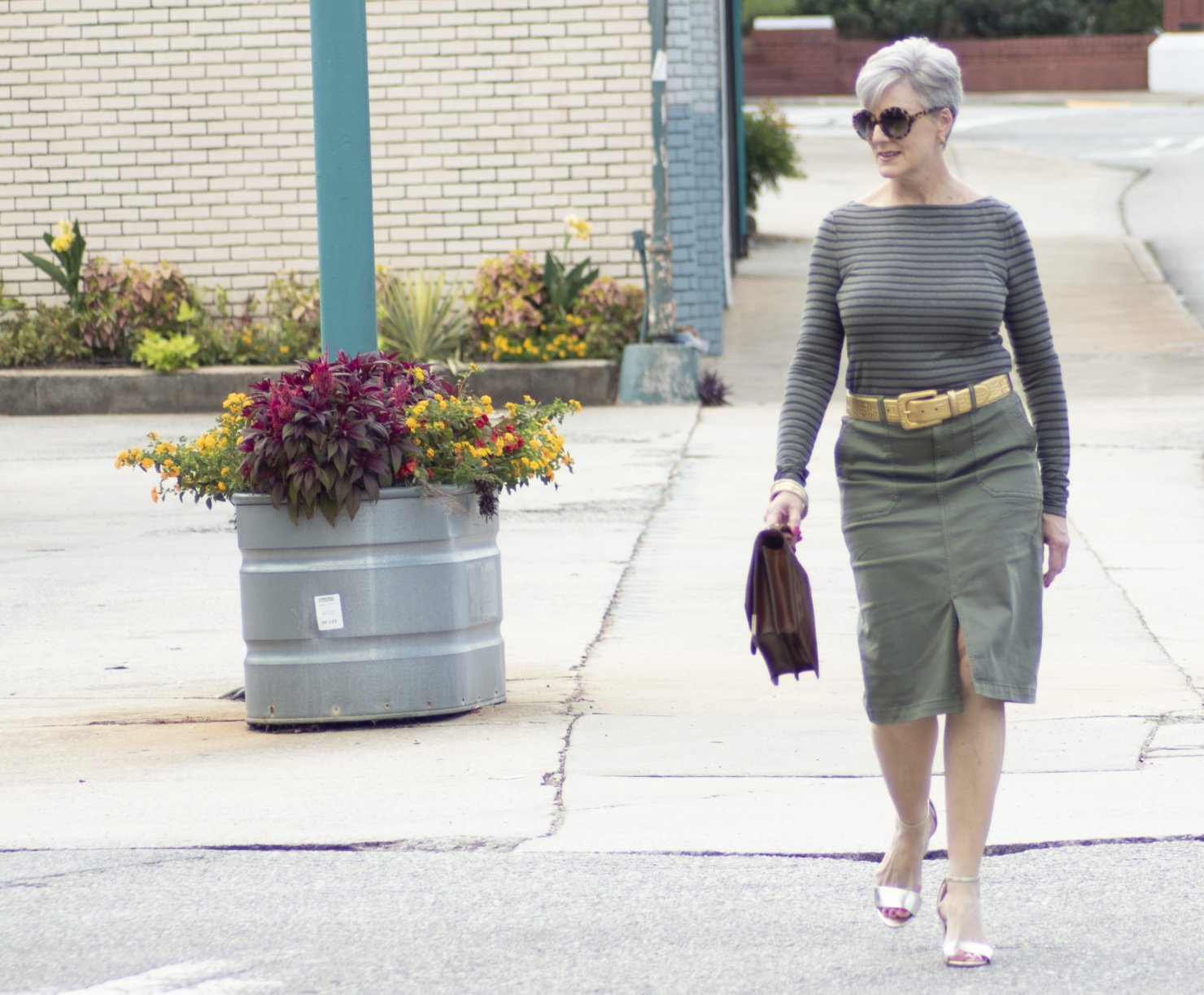 green pencil skirt, green striped tee, gold accessories